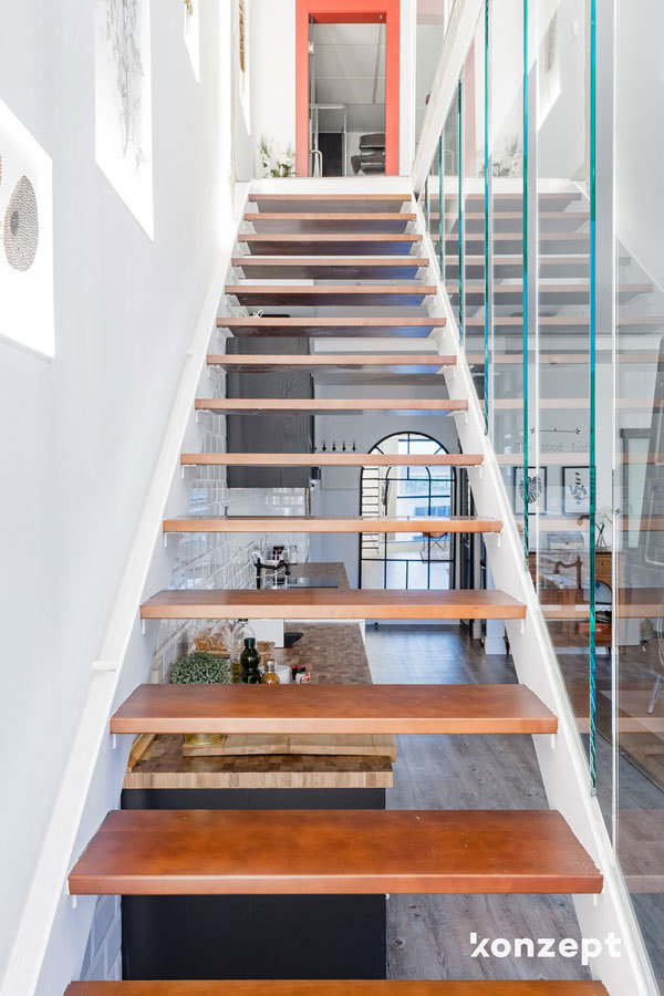 Escaleras con detalle de hornacinas para cuadros retroiluminadas