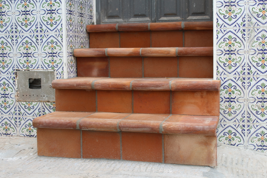 Escaleras con loza rustica