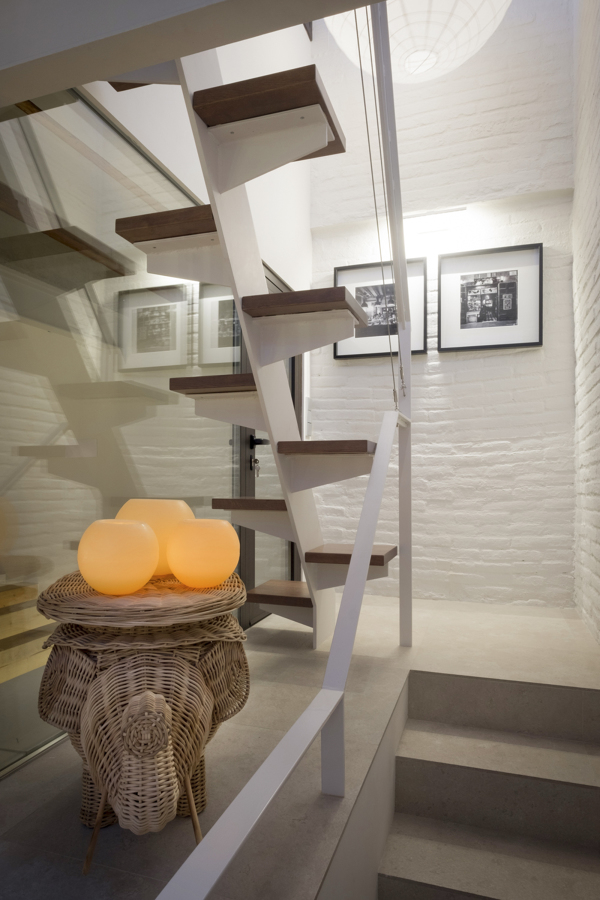 Escaleras con peldaños de madera 