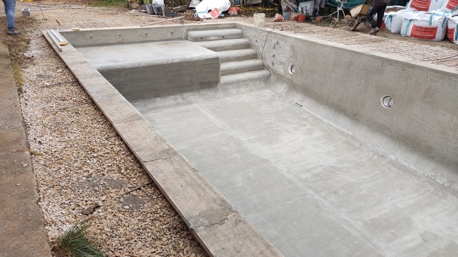 Escaleras de acceso y playa lateral.