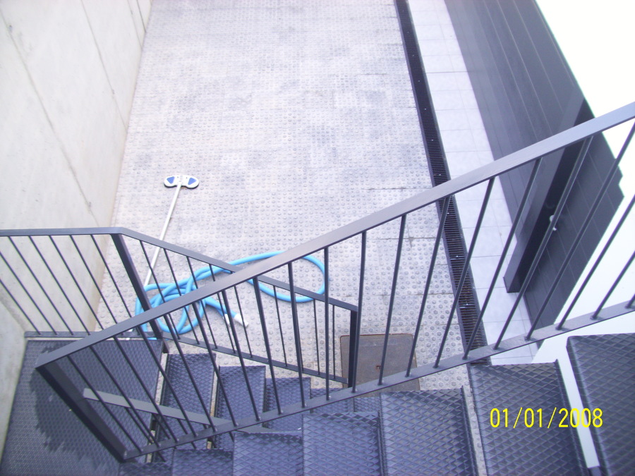 Escaleras de jardín piscina a rampa garaje