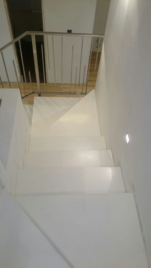 Escaleras en microcemento blanco