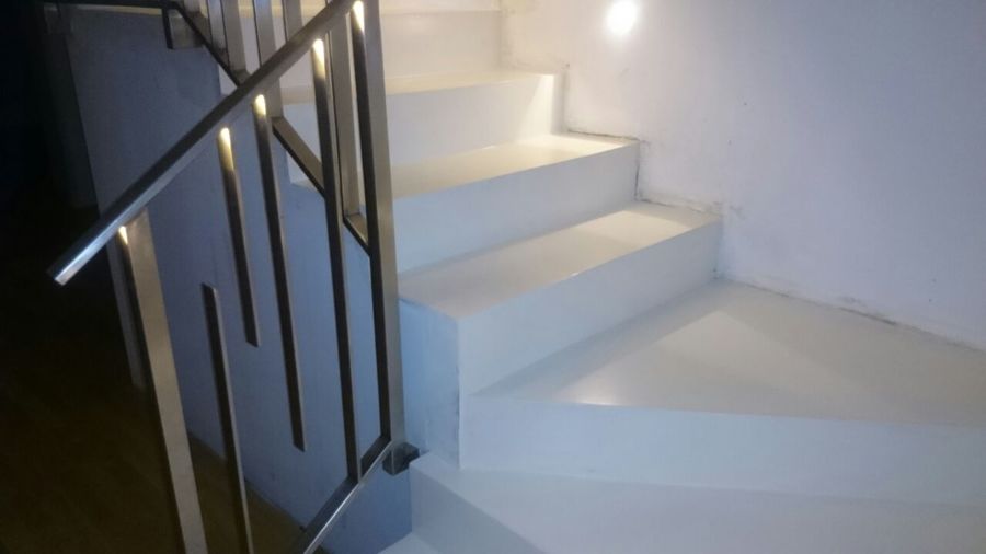 Escaleras en microcemento blanco