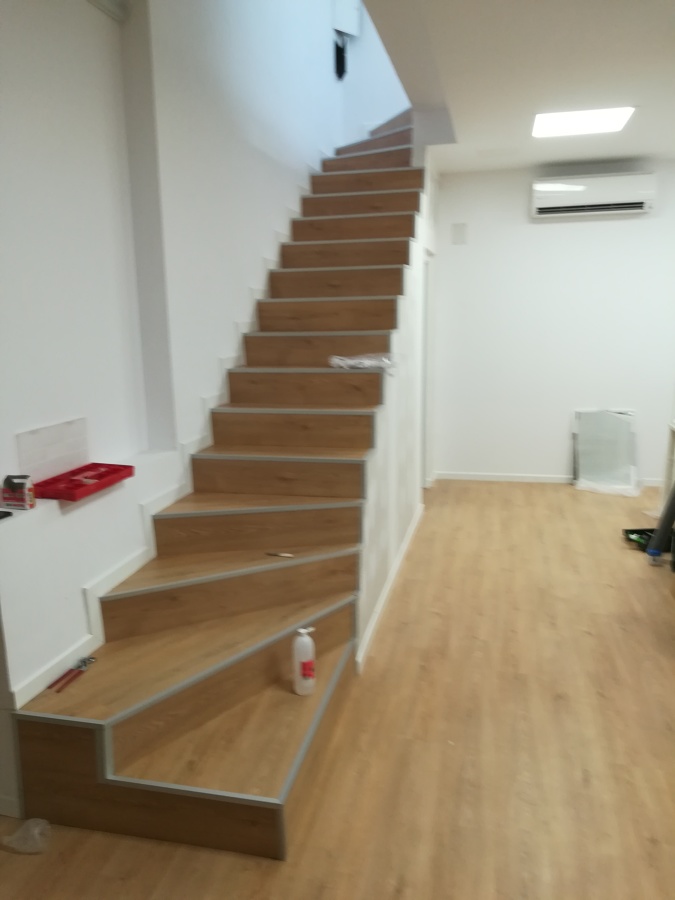 Escaleras forradas del sótano