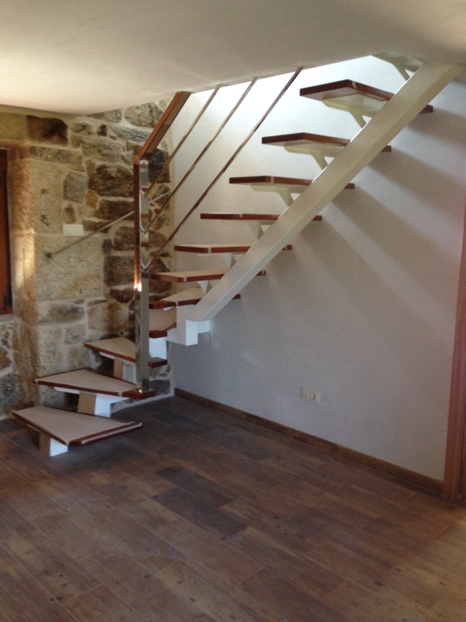 ESCALERAS LACADAS CON INOX Y MADERA