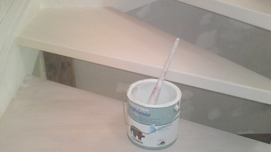 escaleras pintado con uniprimer