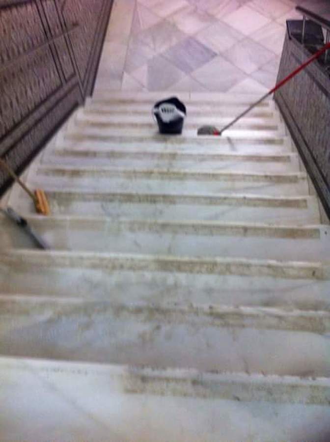 ESCALERAS SUCIAS