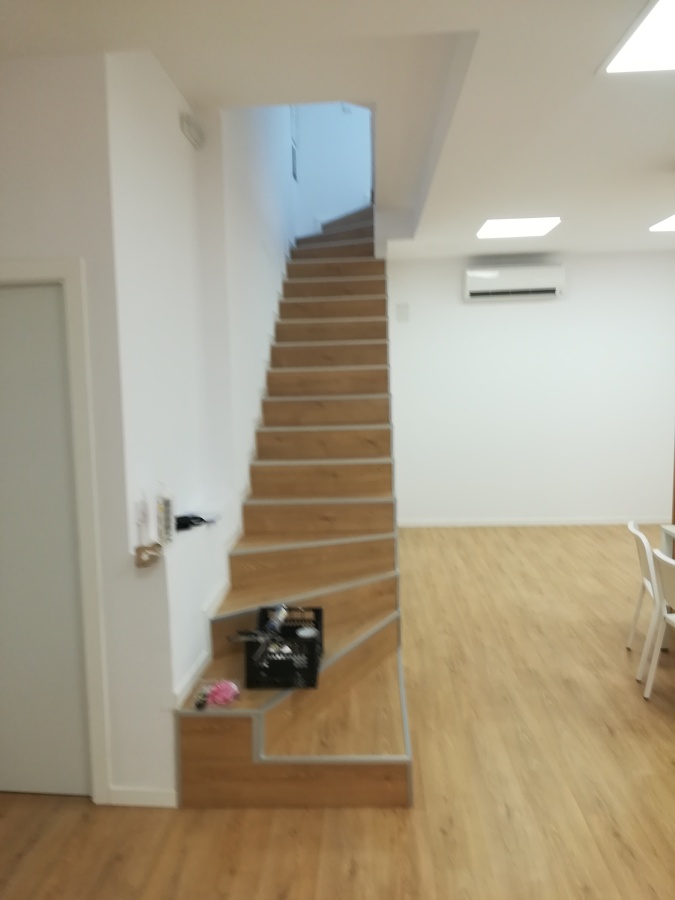 Escaleras terminadas , forradas con suelo laminado