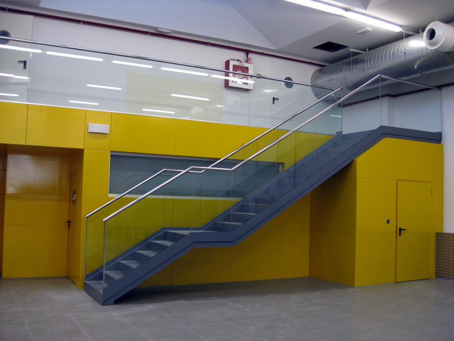 ESCALERAS,  BARANDILLAS, REVESTIMIENTO PARED Y PUERTAS