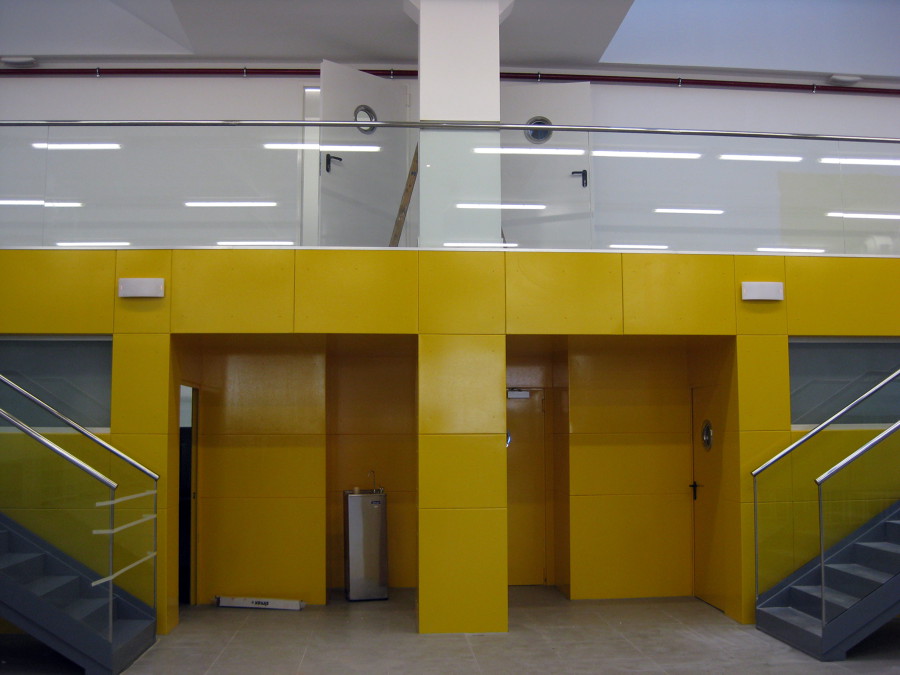 ESCALERAS, BARANDILLAS, REVESTIMIENTO PARED Y PUERTAS