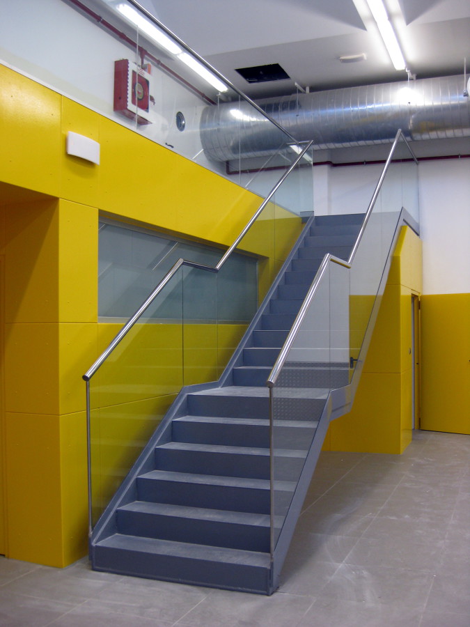 ESCALERAS, BARANDILLAS Y REVESTIMIENTO PARED