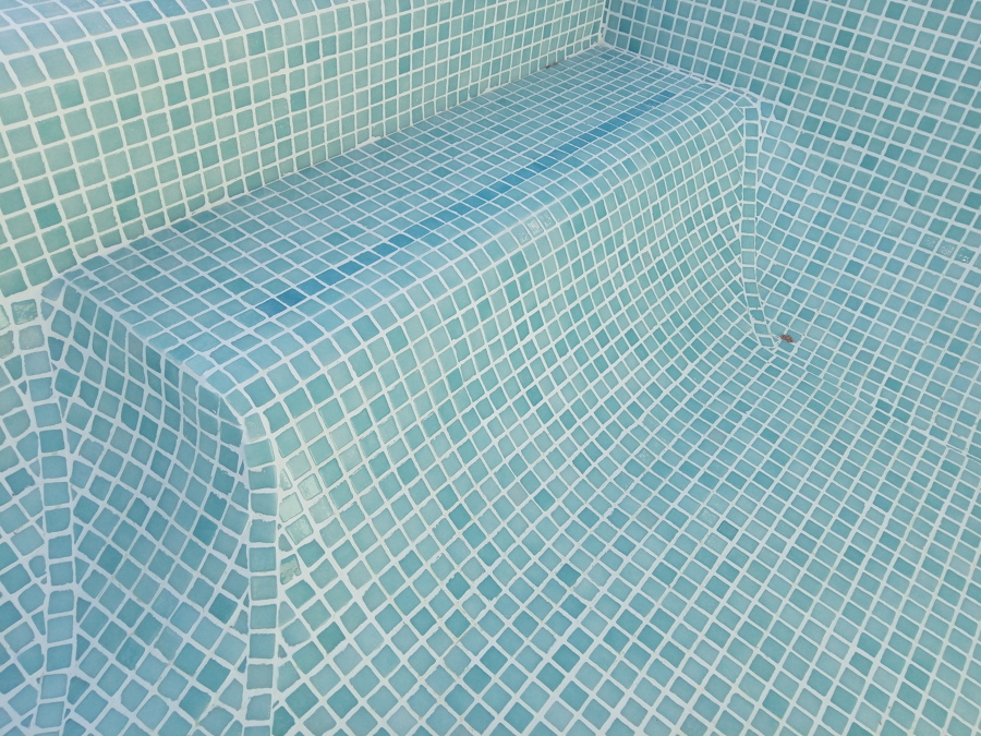 Escalón final con media caña.