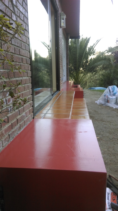 Escalones acabados a la salida del salón