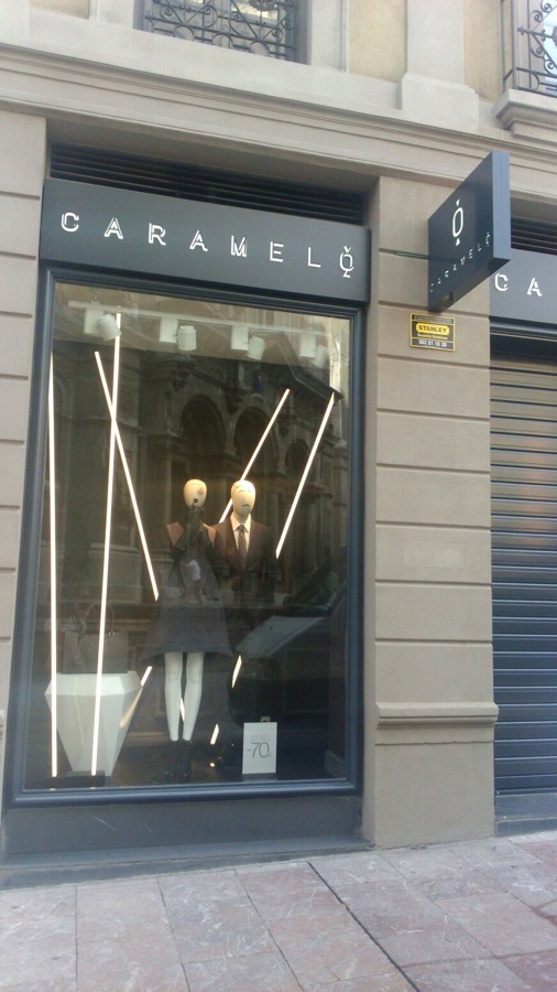 Escaparate después de los trabajos de pintura.