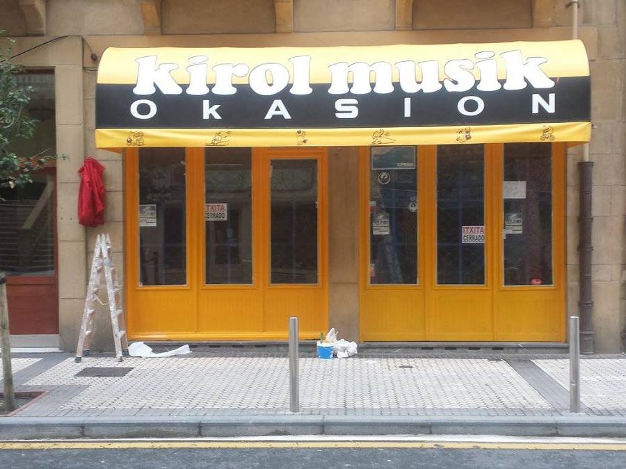 Escaparate en madera