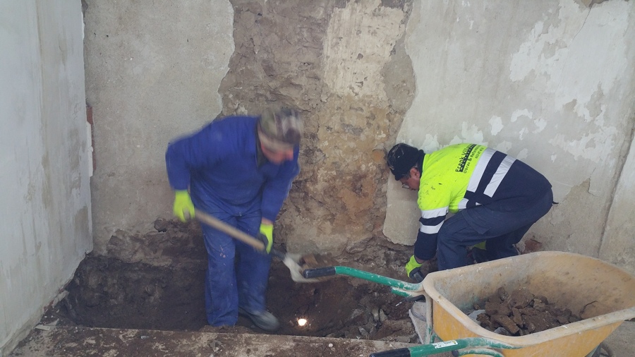 Escavacion de zanjas en interior de viviendas