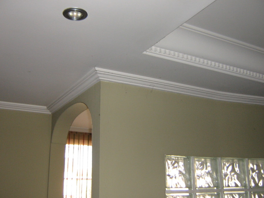 Escayola, molduras y yeso enlucido.