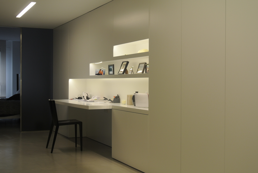 escritorio y estantes