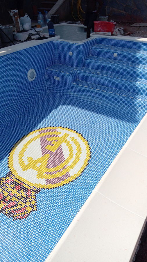 Escudo del Real Madrid incorporado.