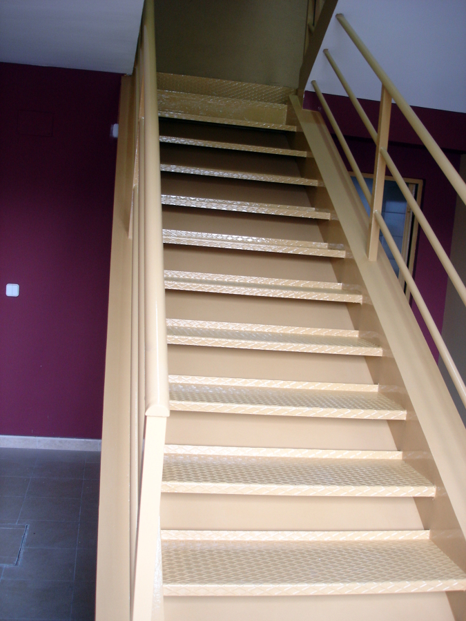 Esmalte en escalera y anexos en nave industrial