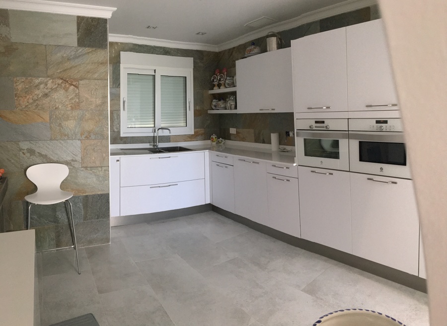 Espacio cocina en zonas amplias y abiertas al salón