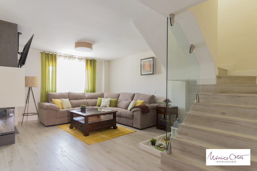 Espacio de entrada de la casa abierto al salón