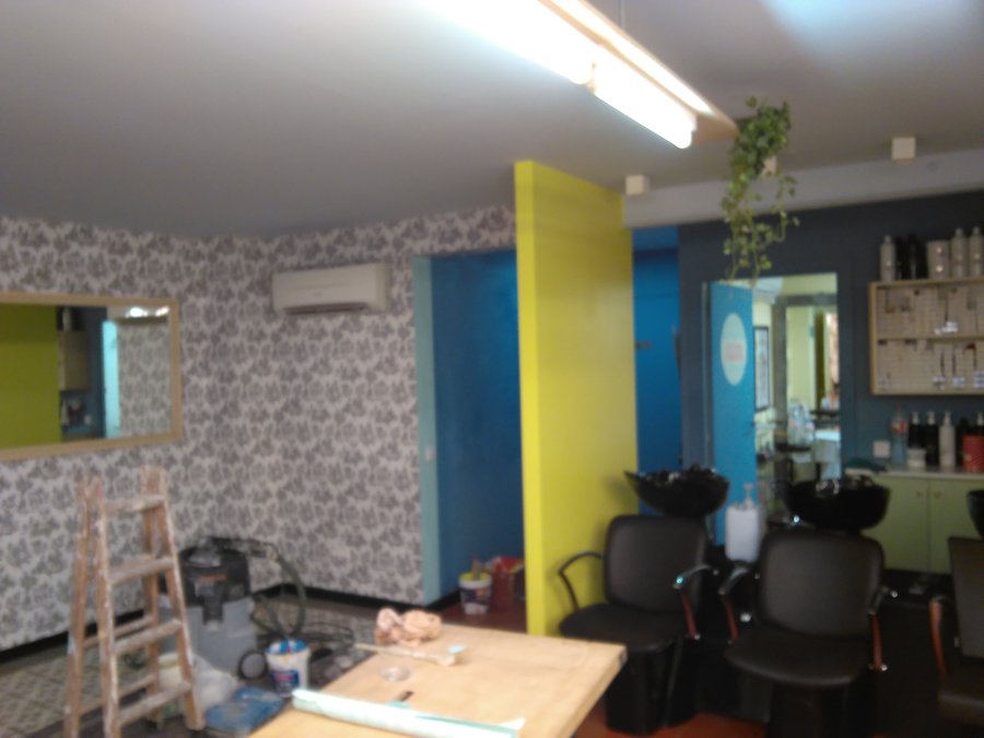 Espacio de espera y lavacabezas