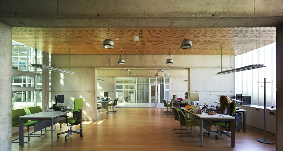 Espacio de oficinas, volcando vistas hacia el patio interior