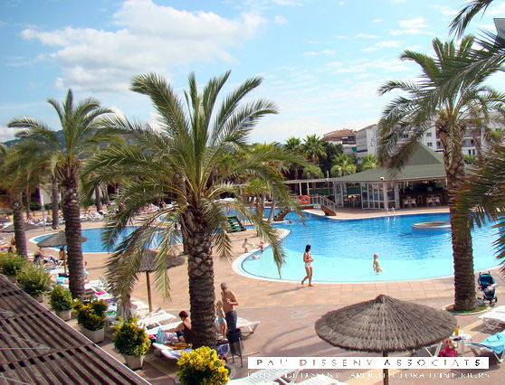 Espais Exteriors: Tri-Piscina-Sortidor-Pont-Quiosc