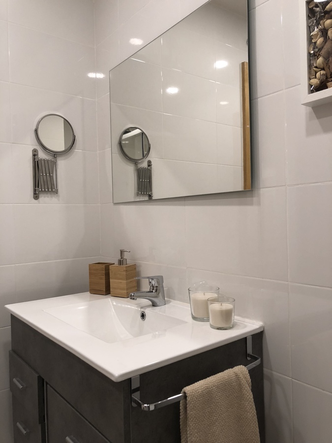 Espejo de aumento en cuarto de baño