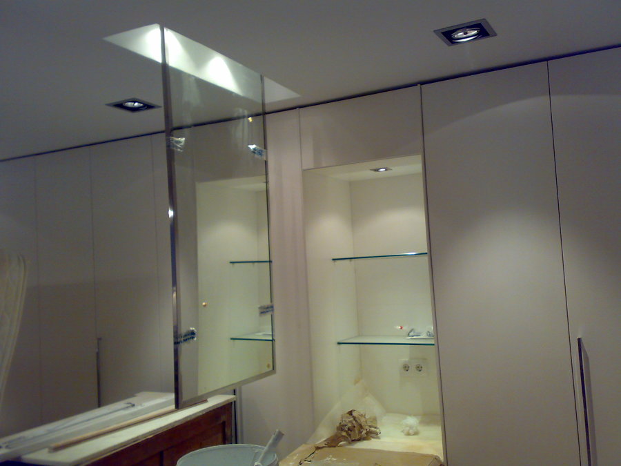 Espejo en el techo y estanteria iluminada