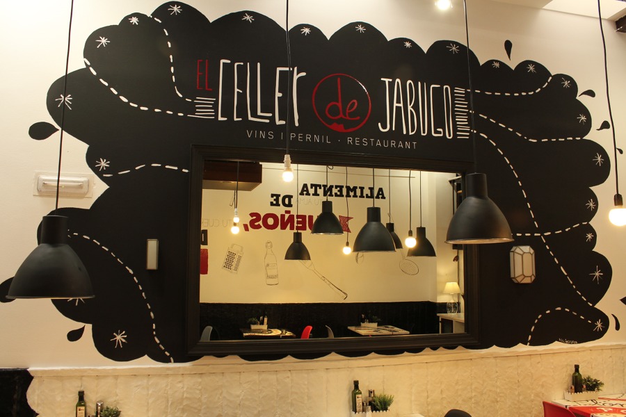 Espejo reciclado y mural en comedor