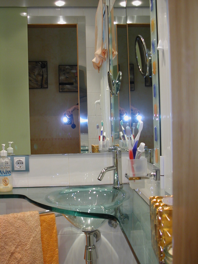 Espejo y lavabo de baño