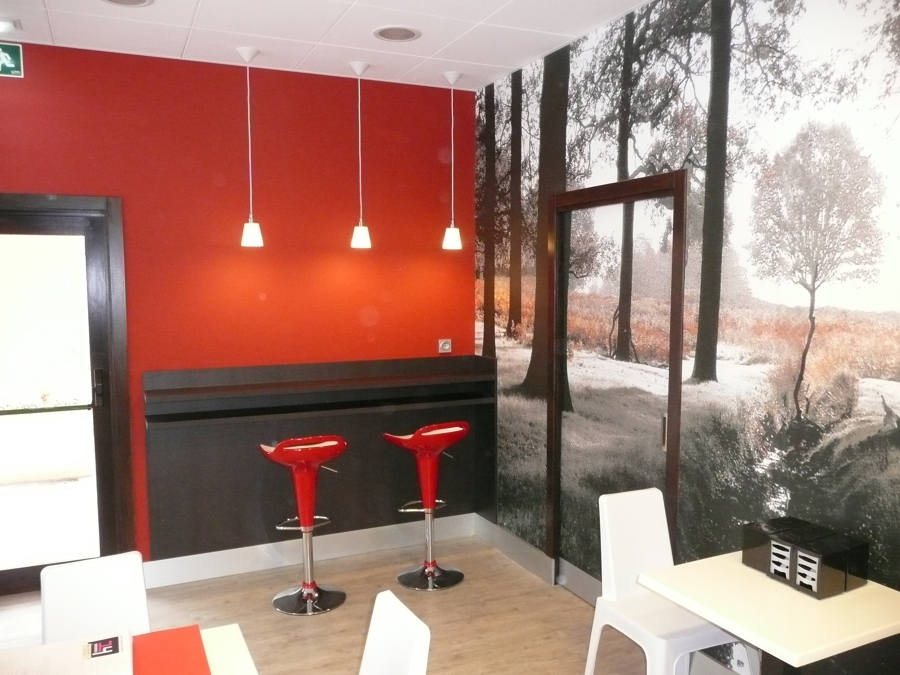 Esquina de lectura y puerta de wc camuflada