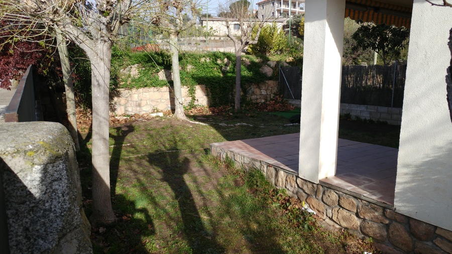 ESTADO DE LA PARTE TRASERA DEL JARDIN ANTES DE INSTALAR CESPED ARTIFICIAL