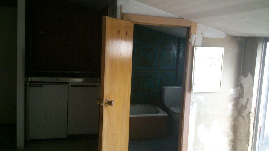 Estado de los baños y la pequeña cocina 