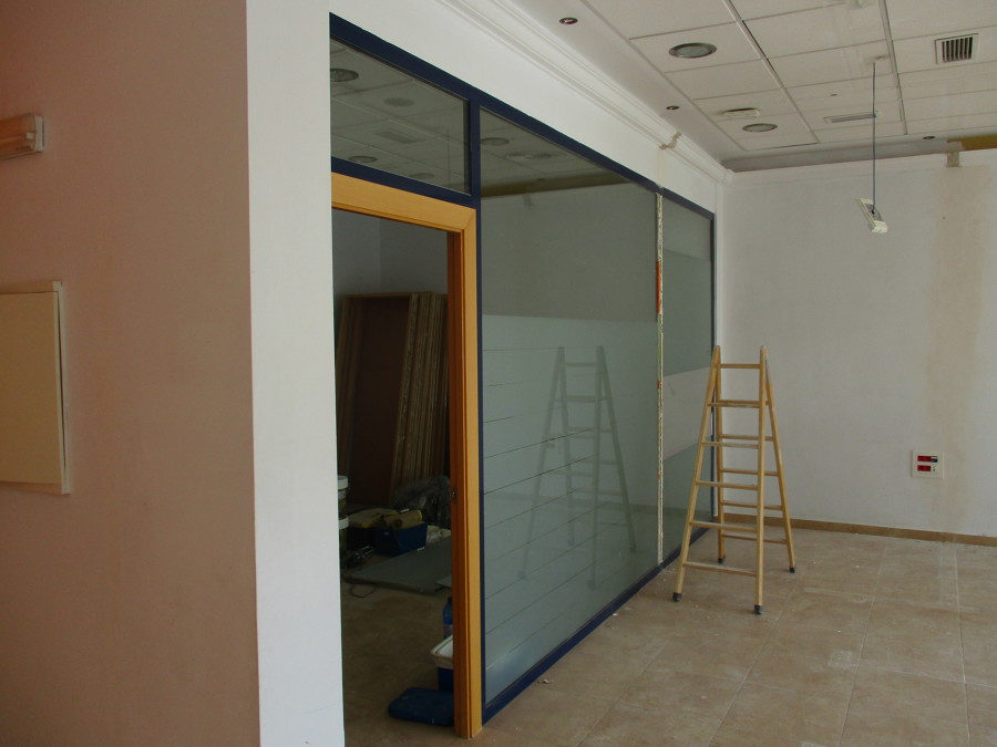 Estado de los paramentos y del falso techo de placas de escayola.