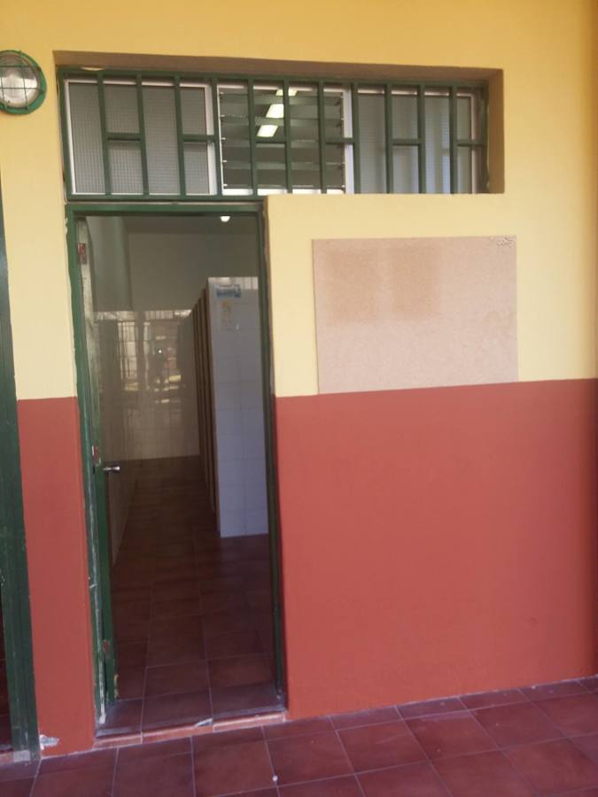 Estado inicial de los baños. Puerta de acceso.