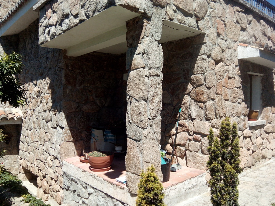 Estado inicial de terraza a integrar en la vivienda