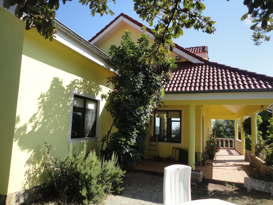 Estado reformado, zona de entrada y porche.