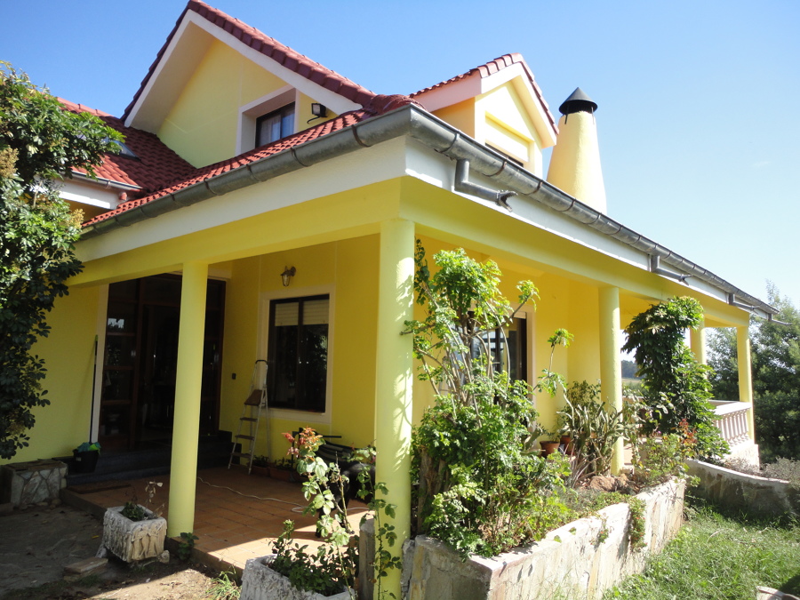 Estado reformado, zona de entrada y porche.
