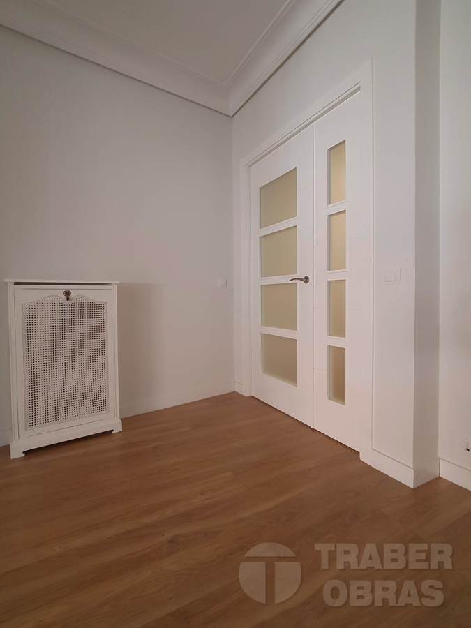 Estado terminado. Recibidor. Puerta lacada.