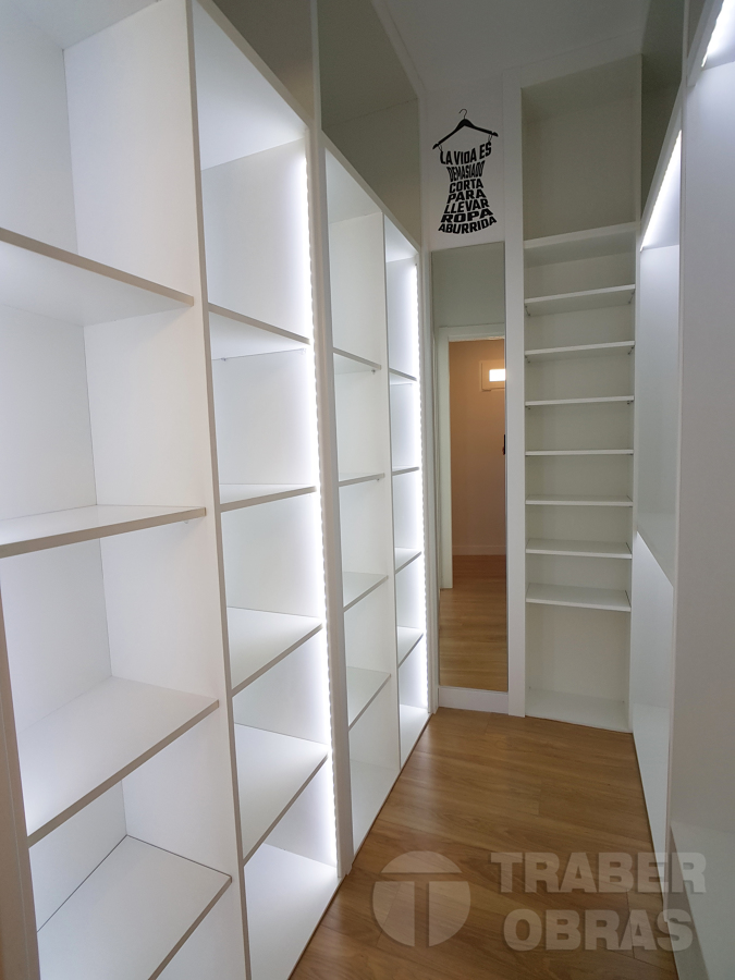 Estado terminado. Vestidor.