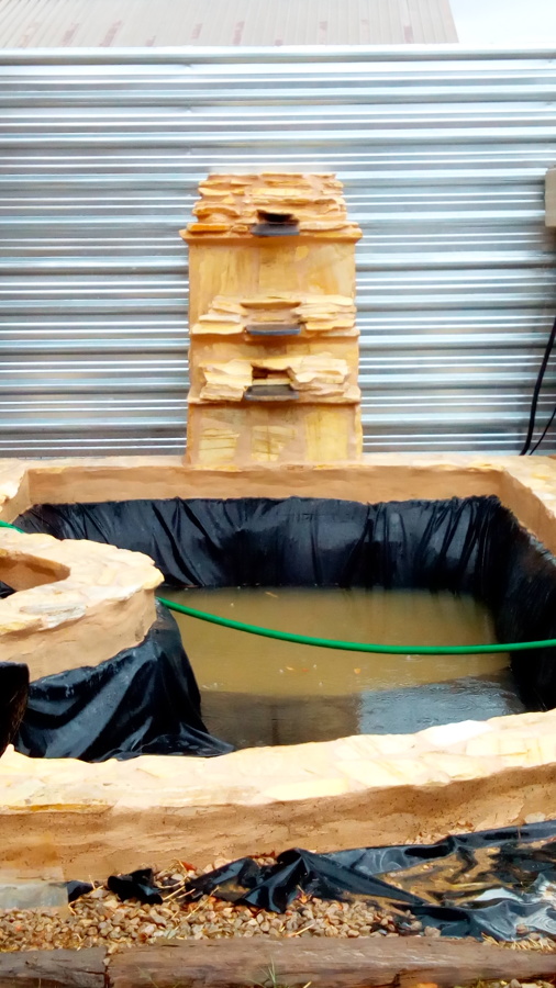 Estanque con fuente de tres alturas