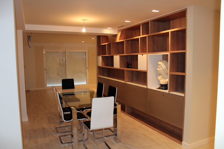 Estanteria a medida en roble.