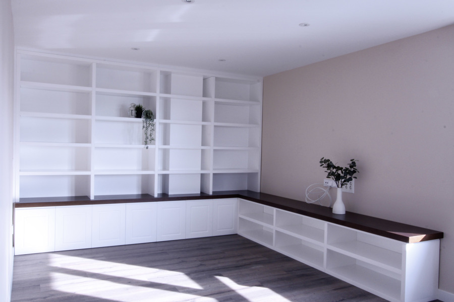 Estantería blanca con balda madera oscura