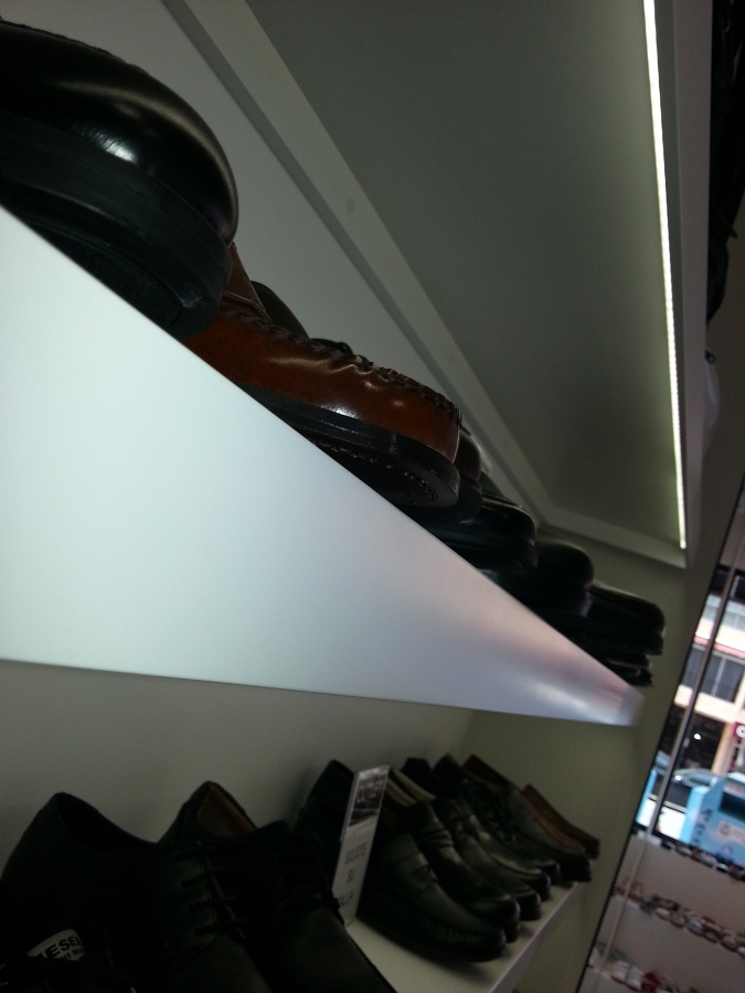 Estanteria con luz indirecta