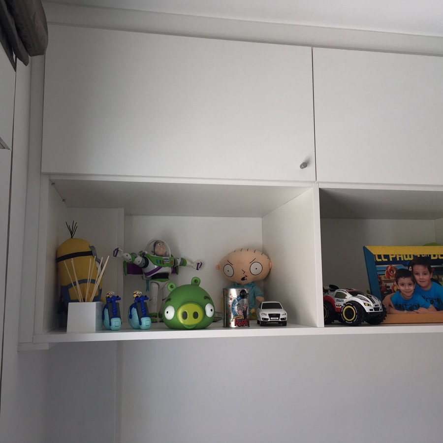 Estantería con rebaje para adaptar al muro