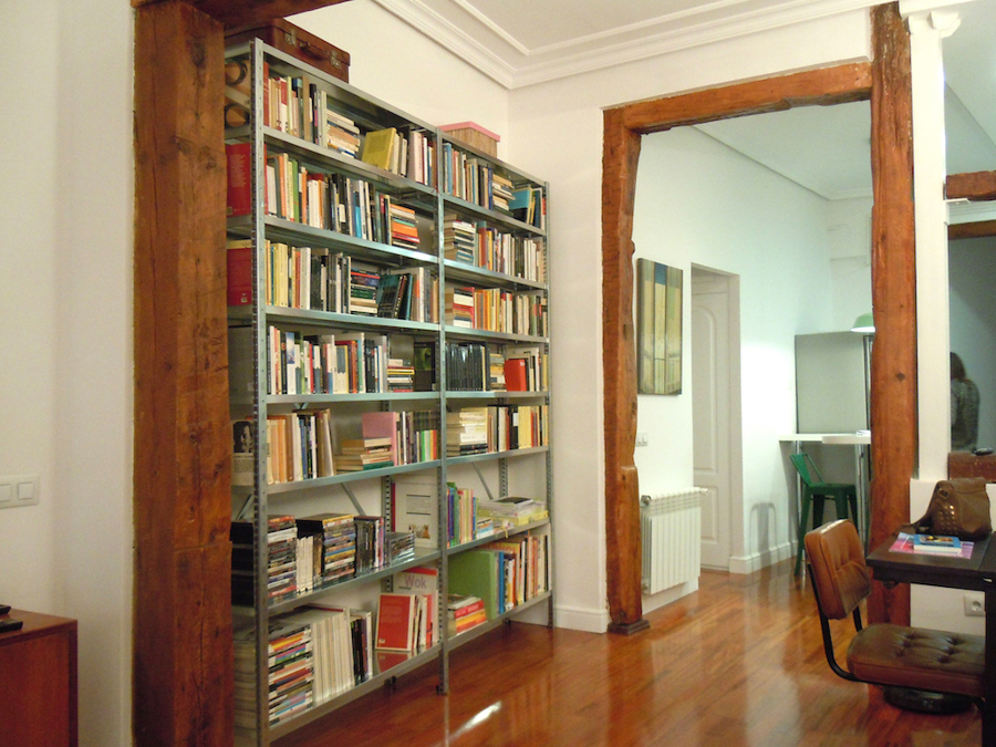 Estantería industrial en el estudio - comedor