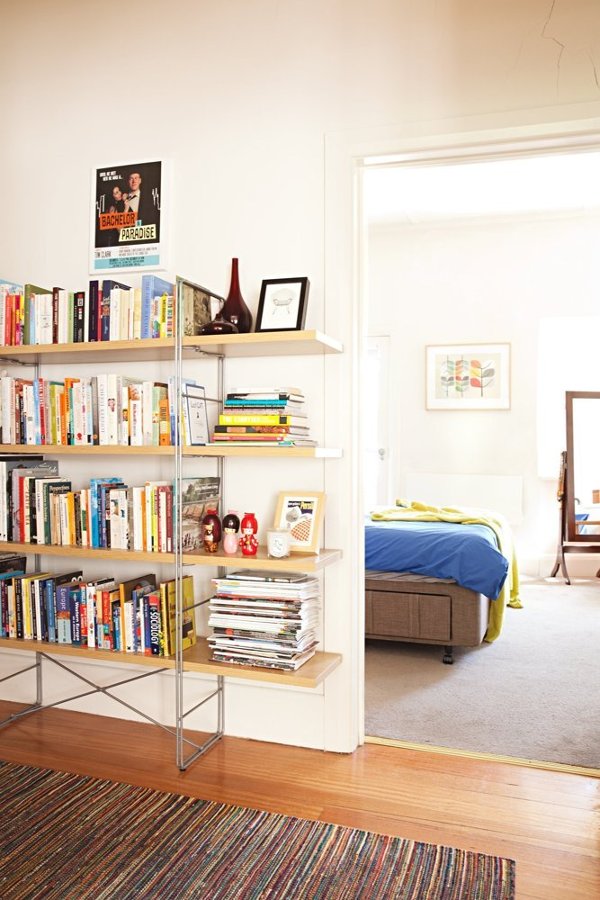 estanteria y dormitorio